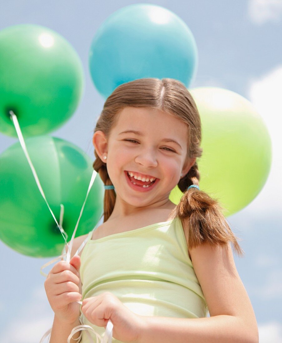 Mächen mit Luftballons im Freien