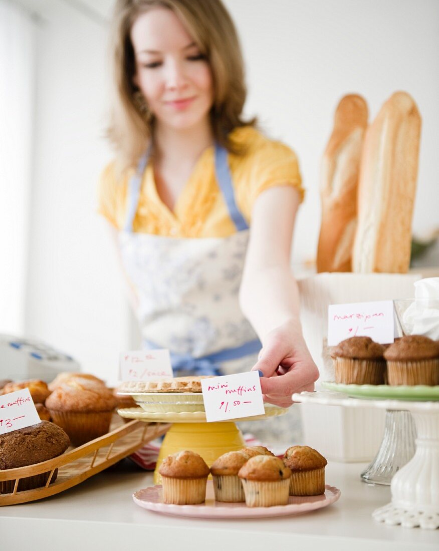 Frau arbeitet in der Bäckerei