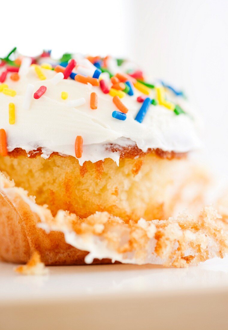 Cupcake mit bunten Zuckerstreuseln (Close Up)