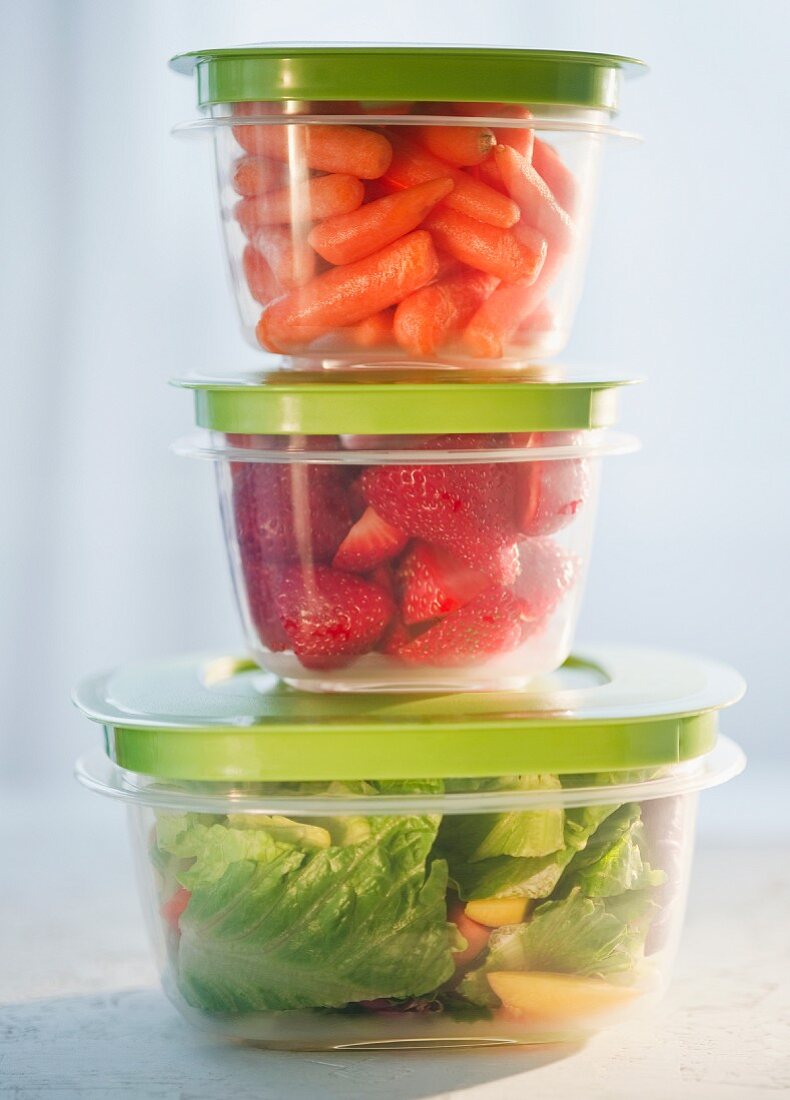 Karotten, Erdbeeren und Salat in Frischhaltedosen