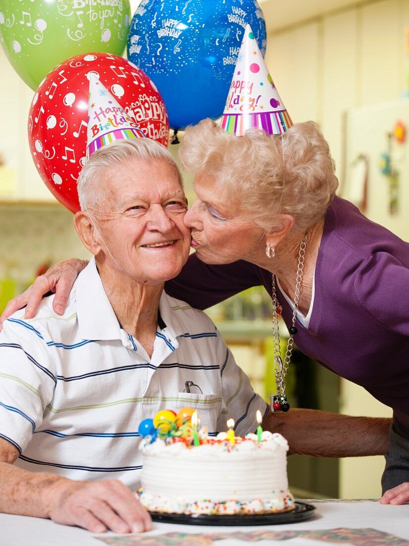 Altes Ehepaar beim Geburtstagfeiern