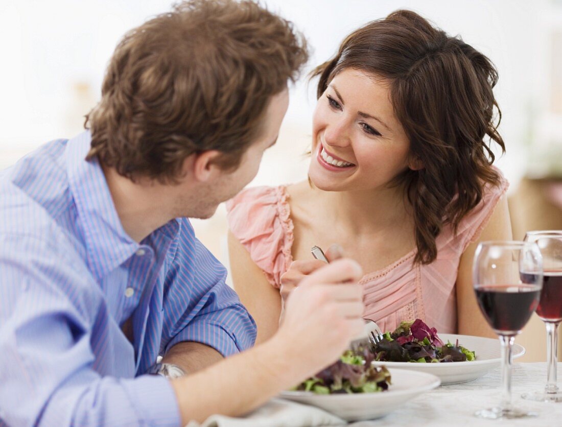 Junges Paar isst Salat