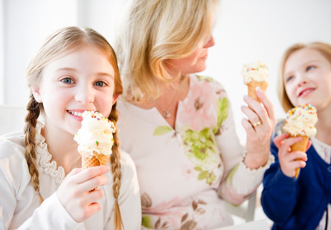 USA, Jersey City, New Jersey, mother and daughter (8-11) eating ice cream