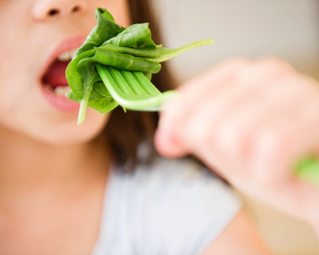 Junges Mädchen isst Salat