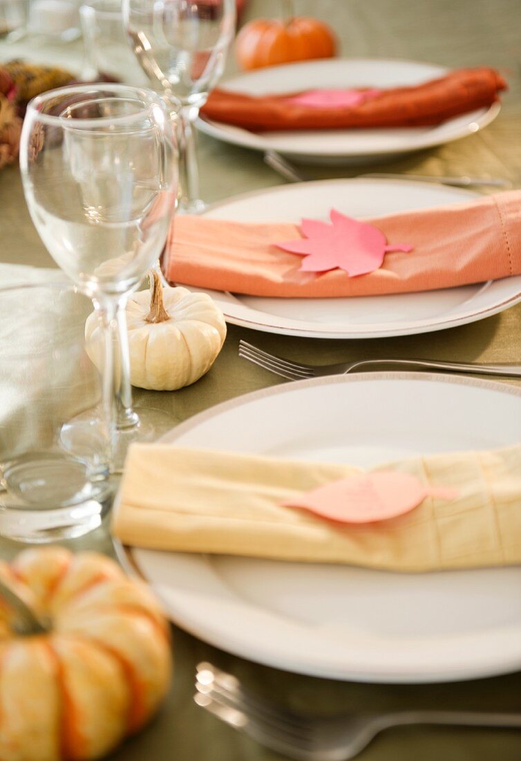 Herbstlich gedeckter Tisch mit Kürbissen