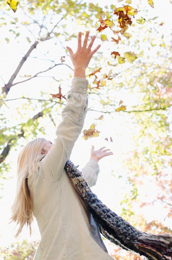 Frau im herbstlichen Park