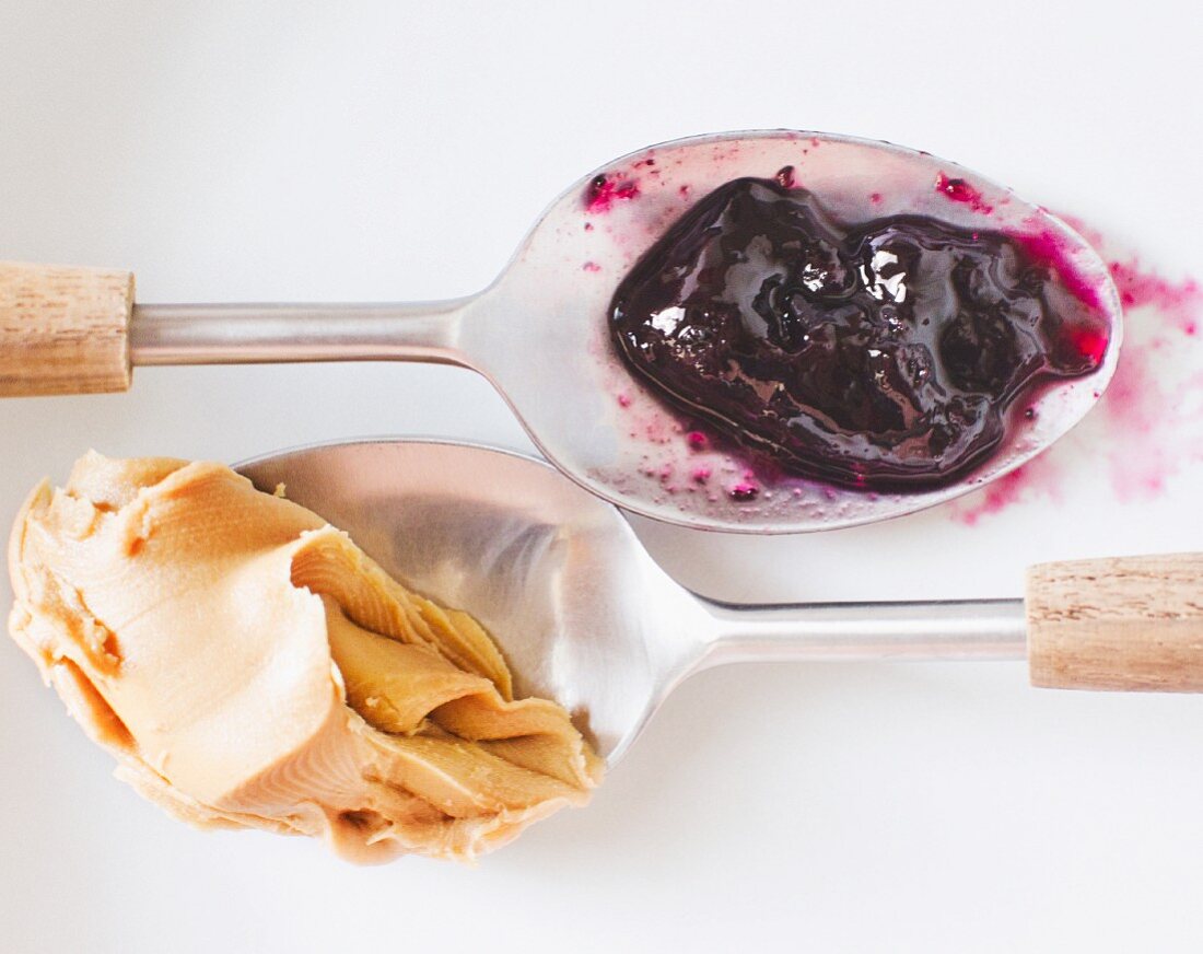 Erdnussbutter & Marmelade auf Löffel