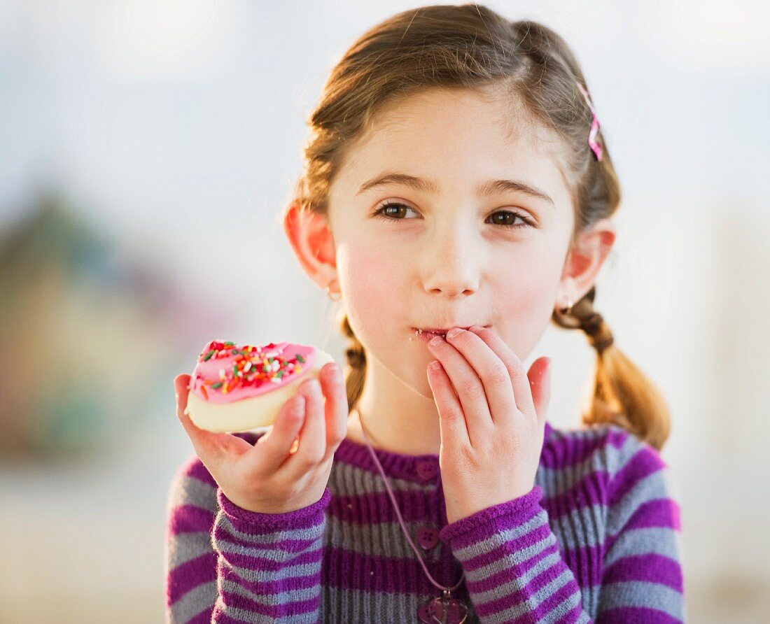 Mädchen isst einen Keks