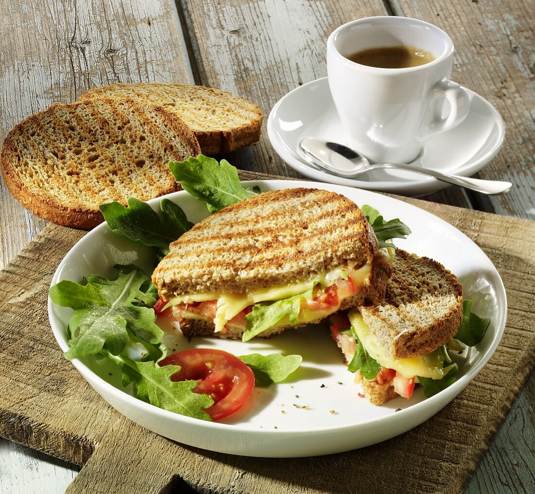 Toast mit Käse, Tomaten und Rucola