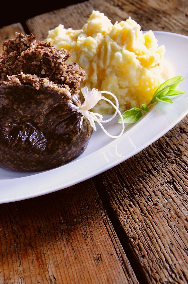 Haggis with mashed potato (Scotland)