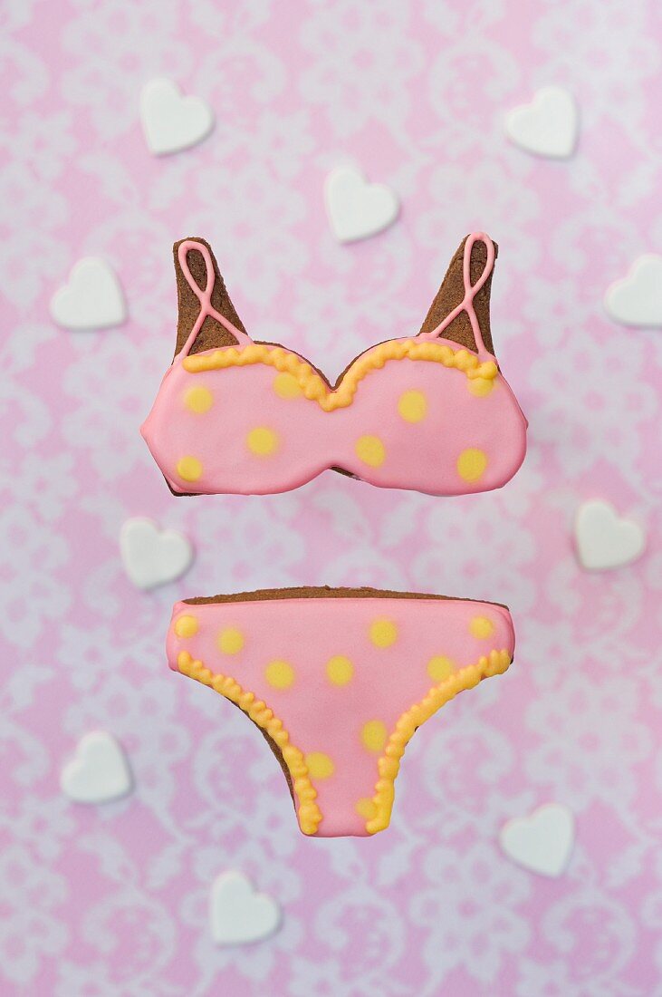 Kekse in Bikini-Form mit rosa Glasur