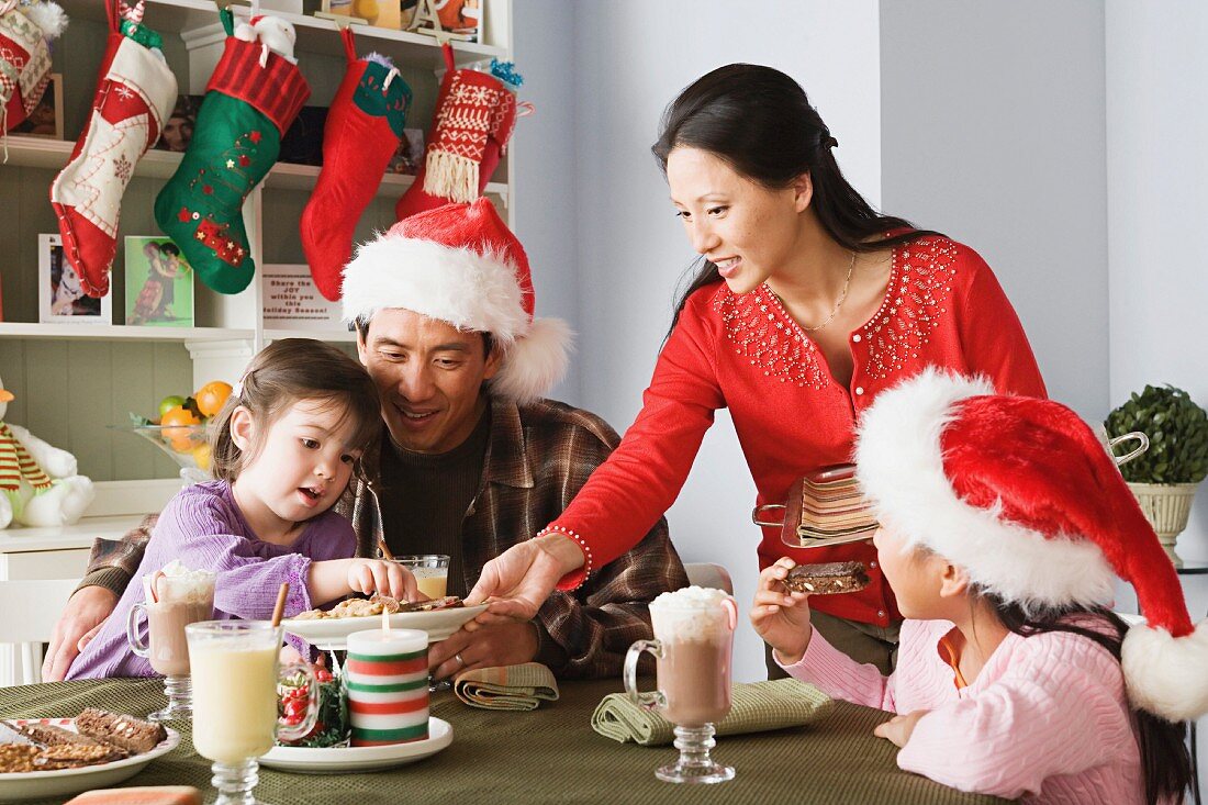 Familie mit zwei Töchtern geniesst das Weihnachtsessen