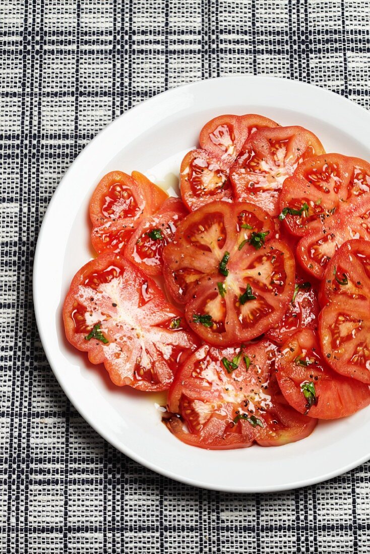 Tomatensalat mit Basilikum