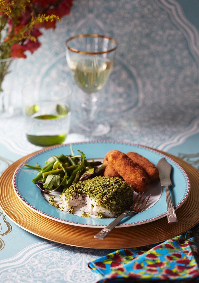 Fischfilet mit Kräuterkruste und Kroketten