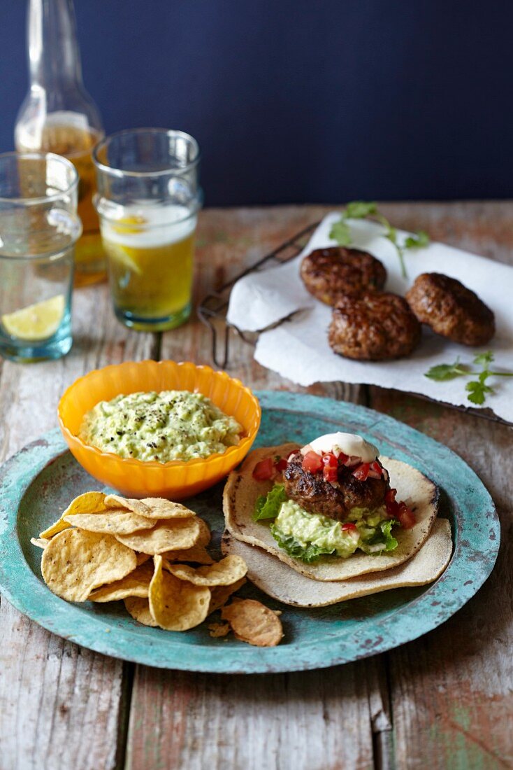 Tortillas mit Frikadellen, Guacamole und Nachos (Mexiko)