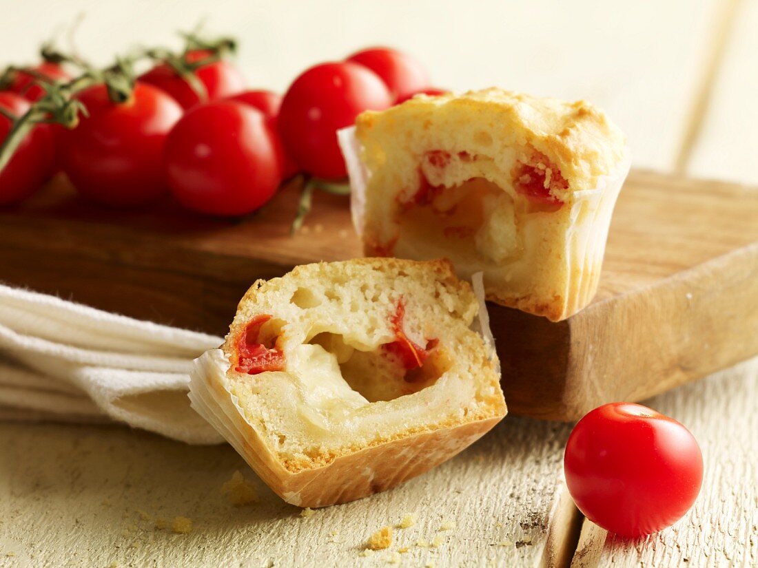 Muffin mit Tomaten, Mozzarella und Schinken gefüllt