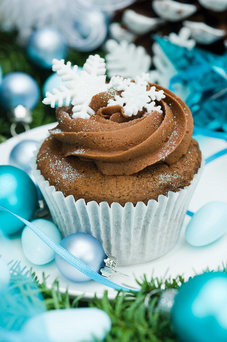 Weihnachtscupcake mit Schneeflockendeko