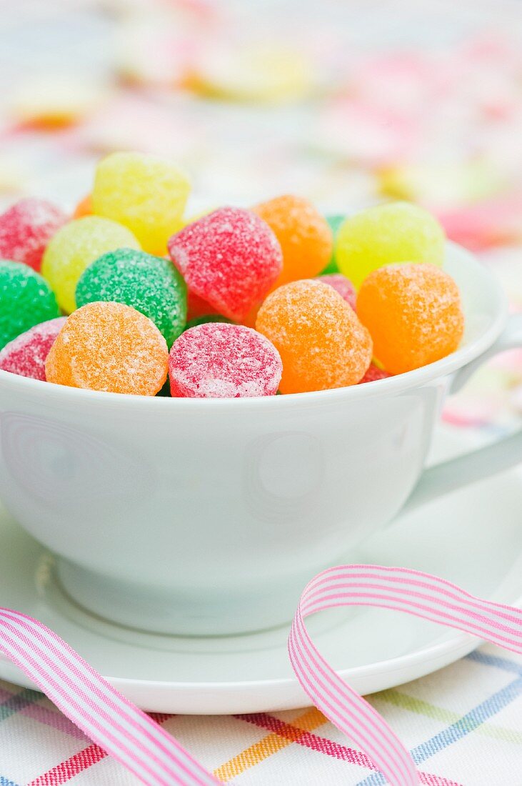 Bunte Geleebonbons in einer Teetasse