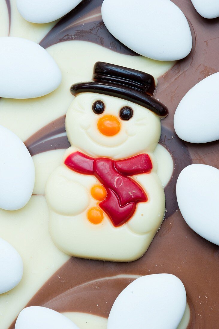 Weisser Schokoladenschneemann und Zuckermandeln