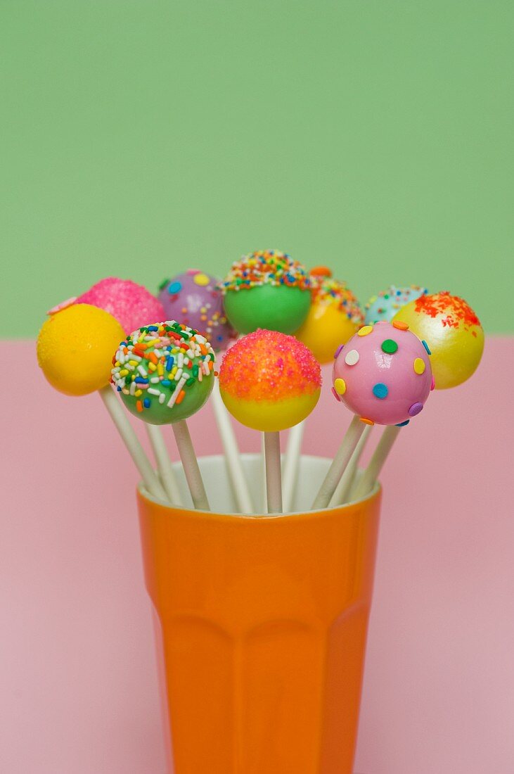 Bunte Cake Pops für eine Party