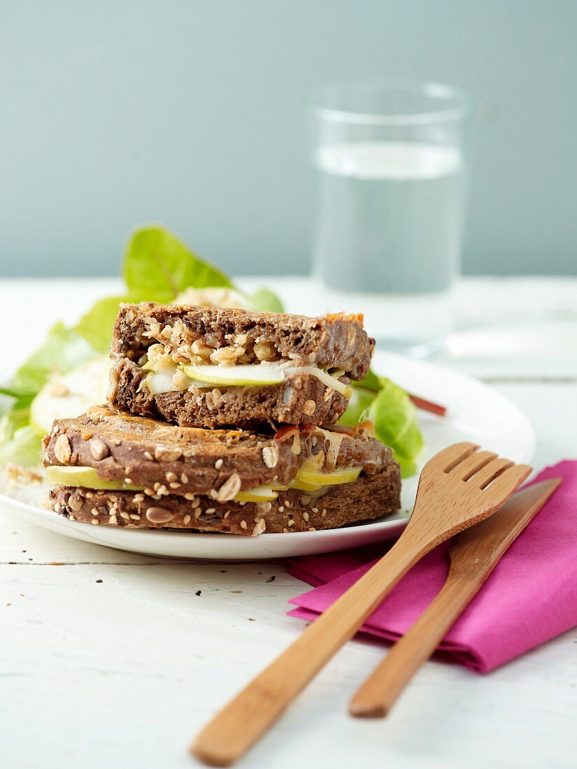 Sandwiches with brie, apple and nuts