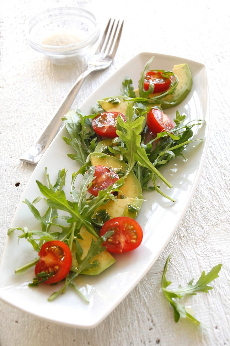 Rucolasalat mit Tomaten und Avocado