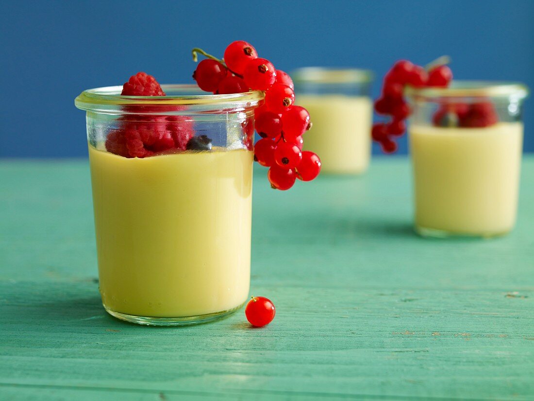 Vanilla pudding in a glass with fresh berries