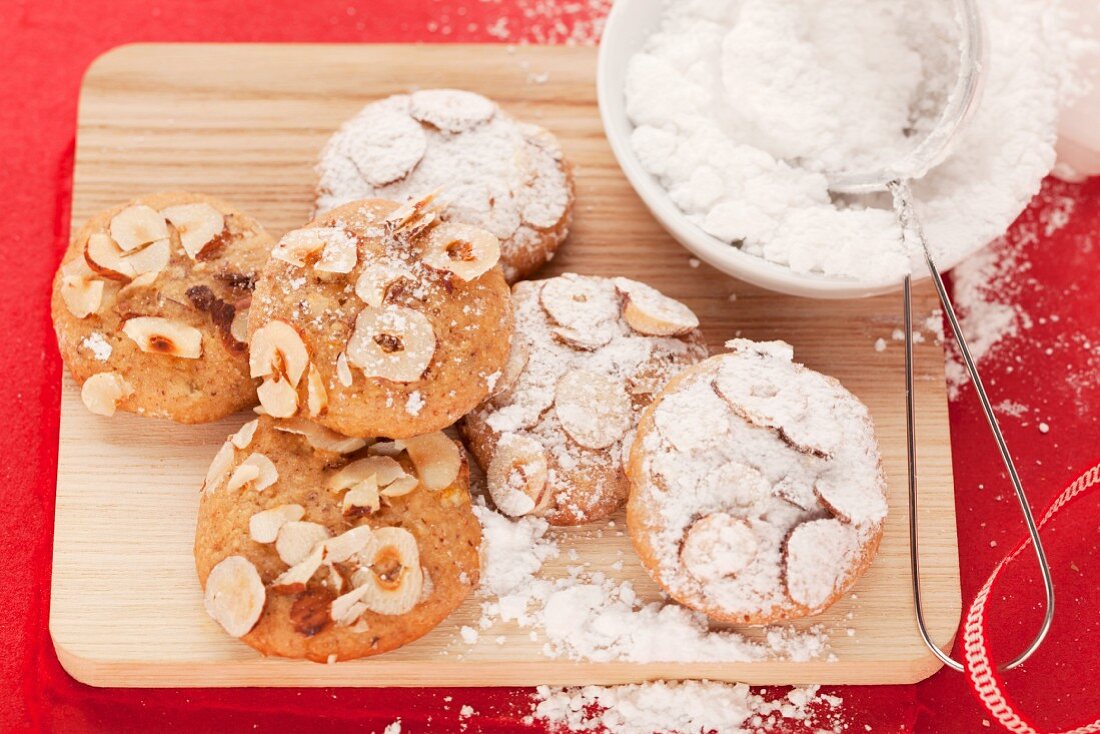 Hazelnut cookies with powdered sugar