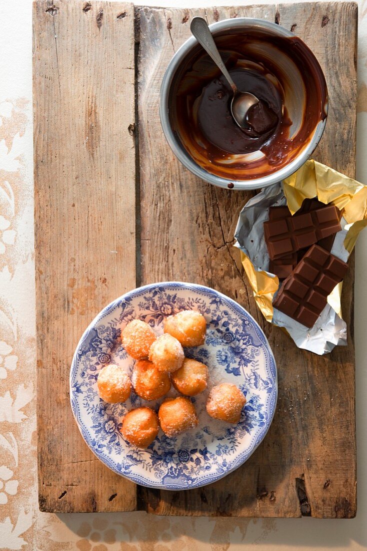 Mini doughnuts with chocolate filling