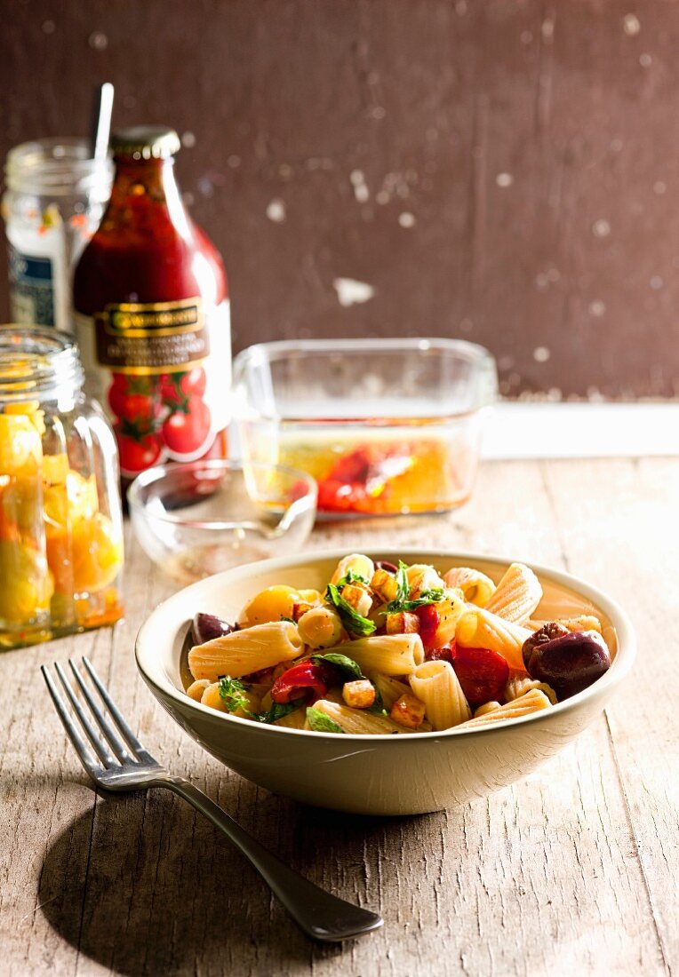 Noodles with olives, peppers and haloumi