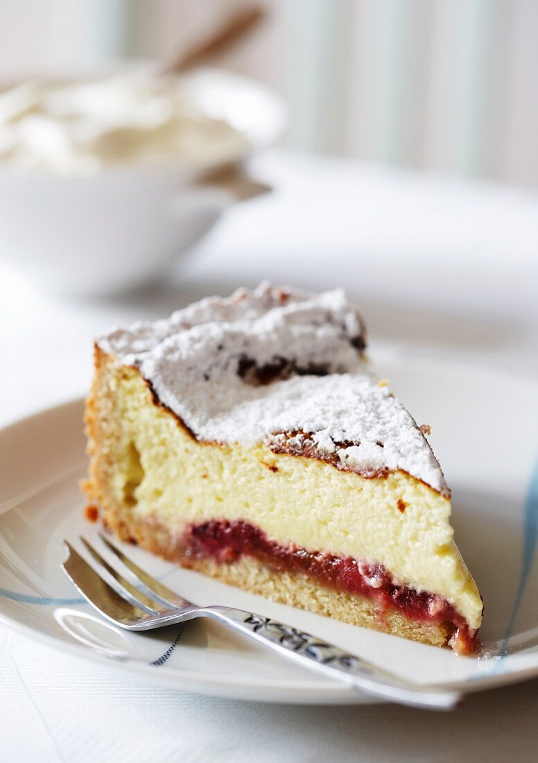 Stück Erdbeer-Rhabarber-Käsekuchen