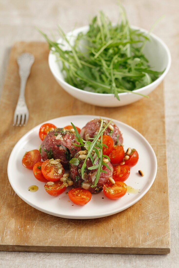 Beef tartar with tomatoes, rocket and basil