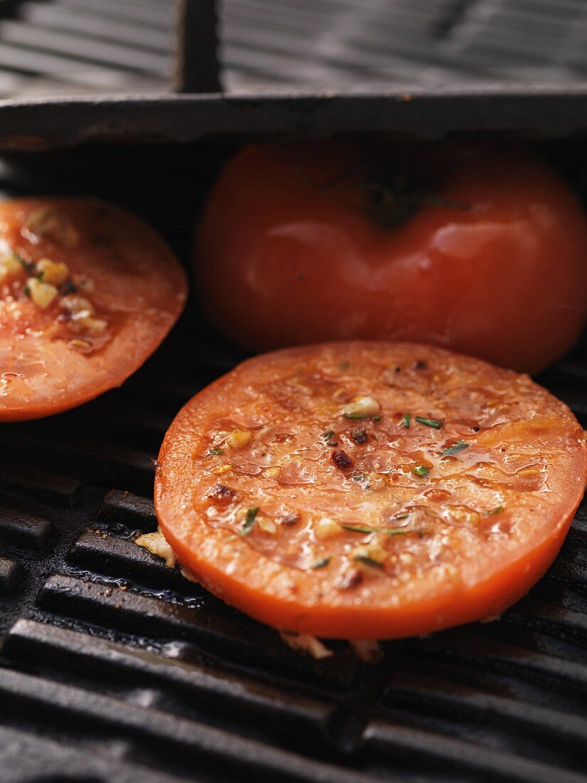 Gewürzte Tomaten auf dem Grillrost