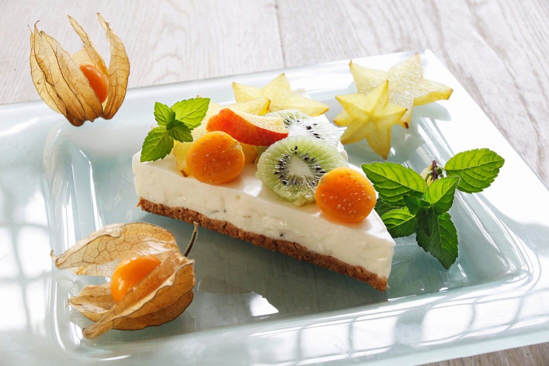 Cream cheese cake with mint and exotic fruit