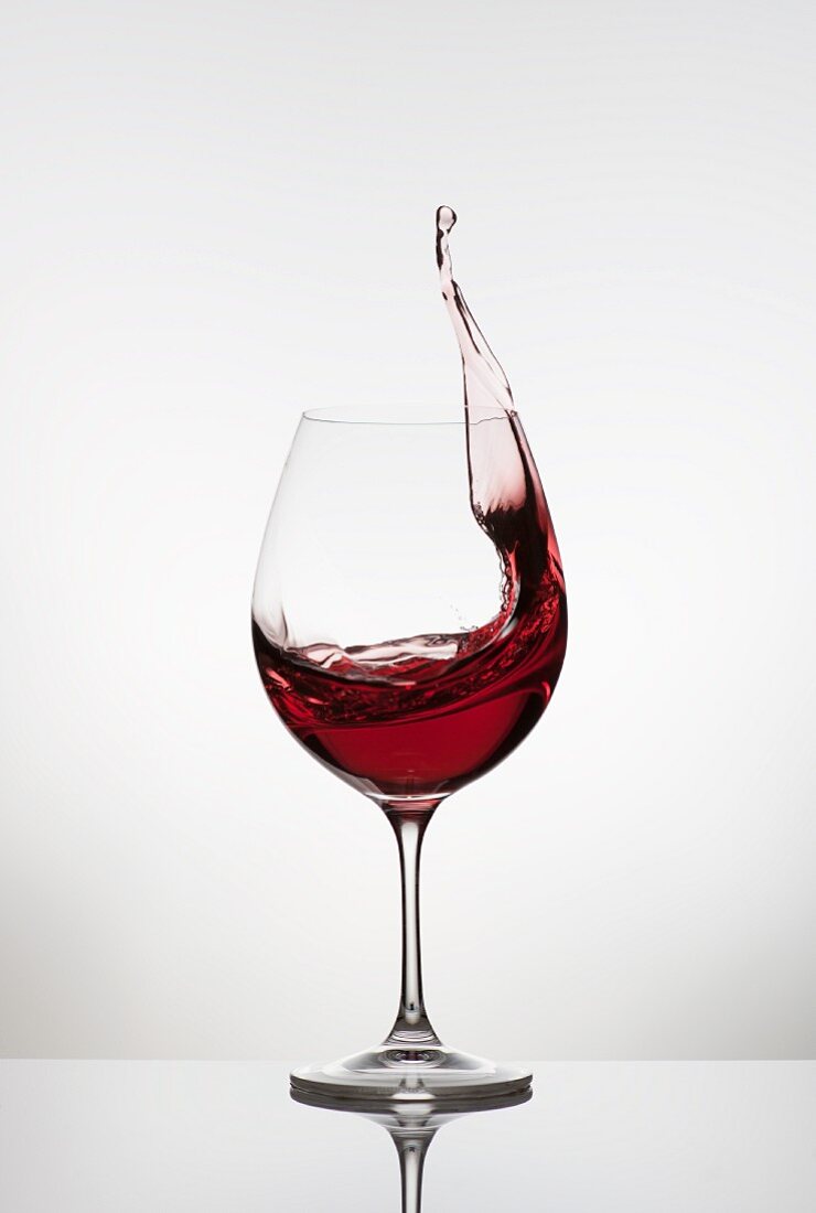 Spritzender Rotwein im Glas