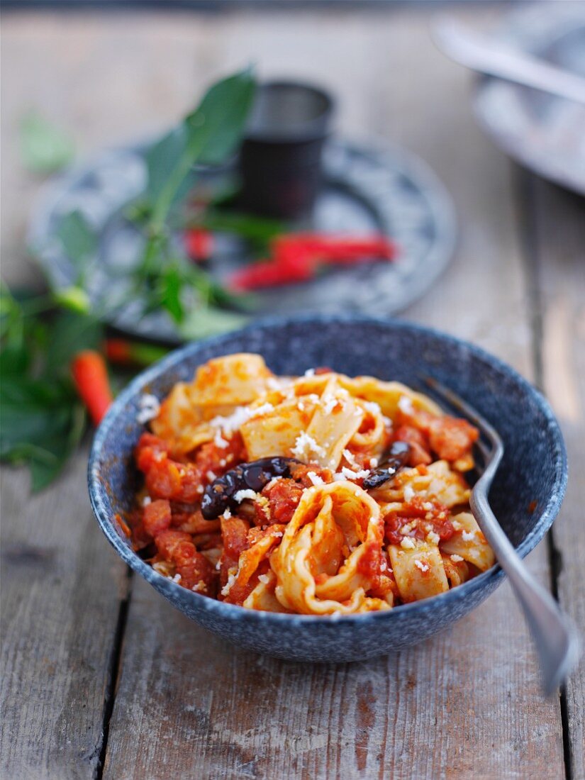 Pasta all'amatriciana (Nudeln mit Speck-Tomaten-Sauce)