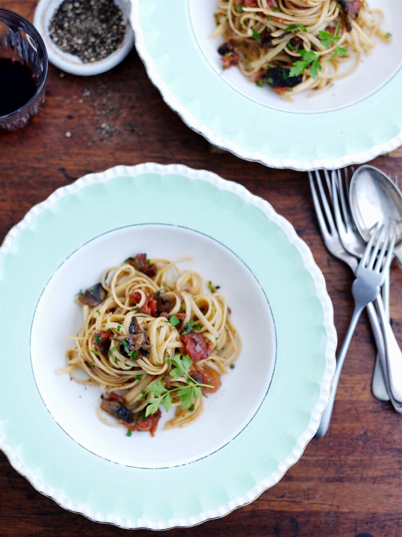 Spaghetti mit Rindfleisch und Tomaten