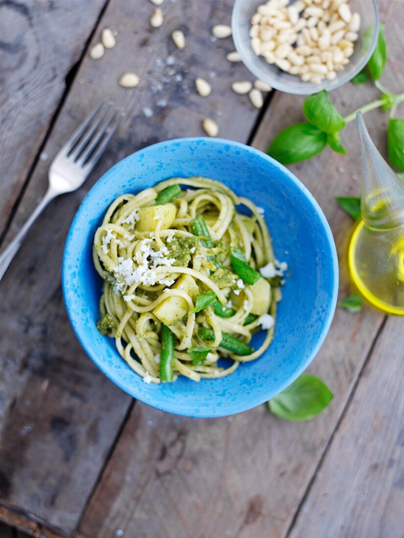 Linguine with pesto and green beans