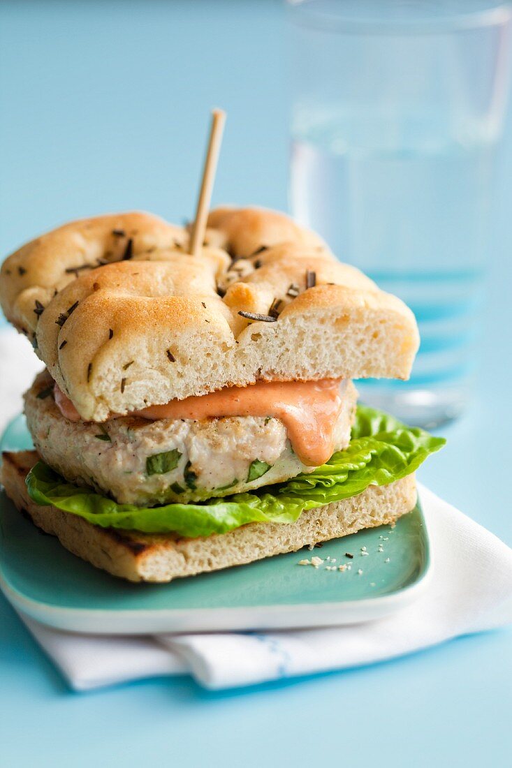 Chickenburger mit Tomatenmayonnaise auf Focaccia