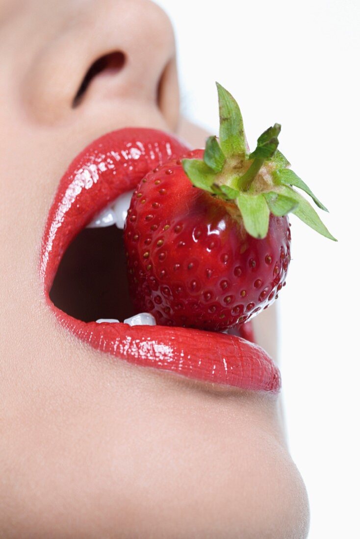 Junge Frau mit Erdbeere, Close Up