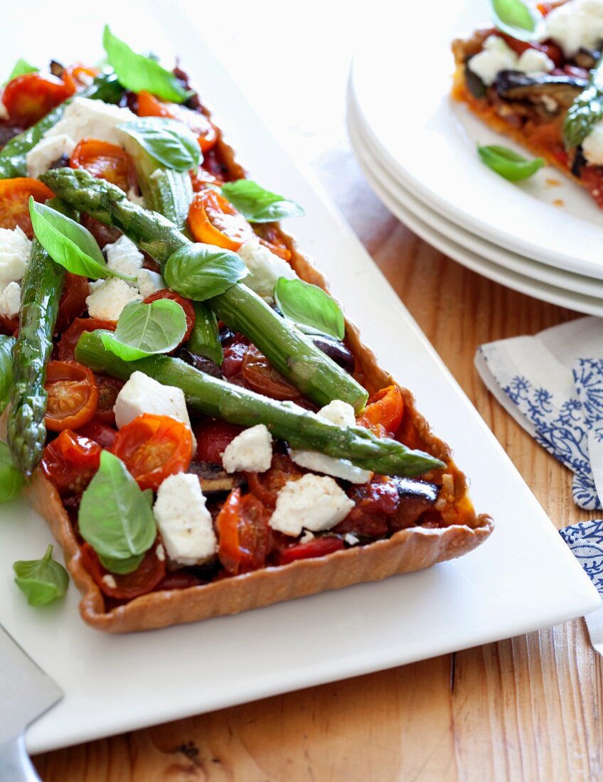 Tart with tomatoes, green asparagus and feta