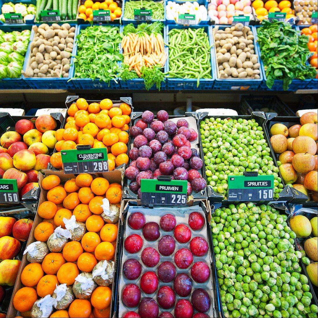 Viele Steigen mit frischem Gemüse und Obst auf dem Markt
