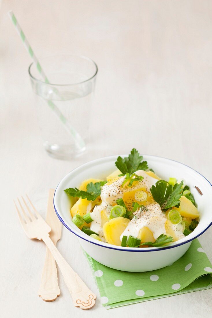 Kartoffelsalat mit Frühlingszwiebeln, Petersilie und Mayonnaise