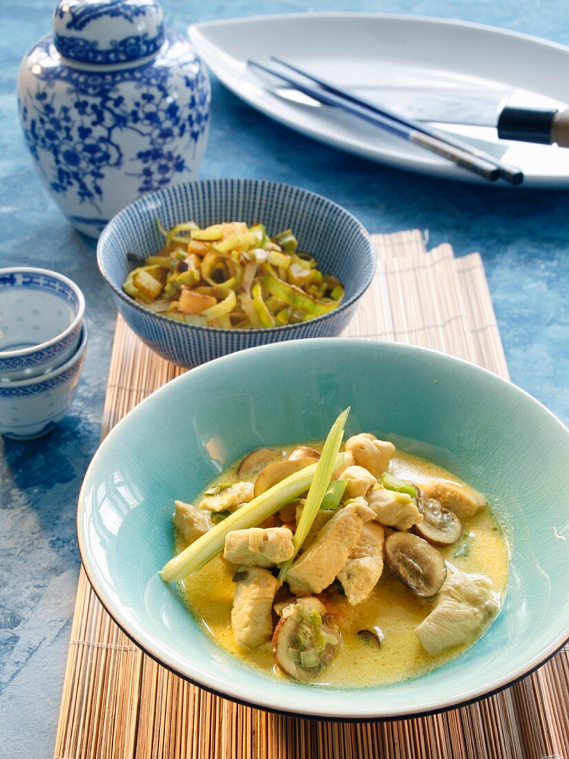 Chicken curry with mushrooms and pineapple-leek vegetables