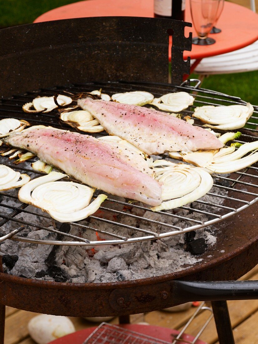 Wolfsbarsch mit Fenchel auf dem Grill