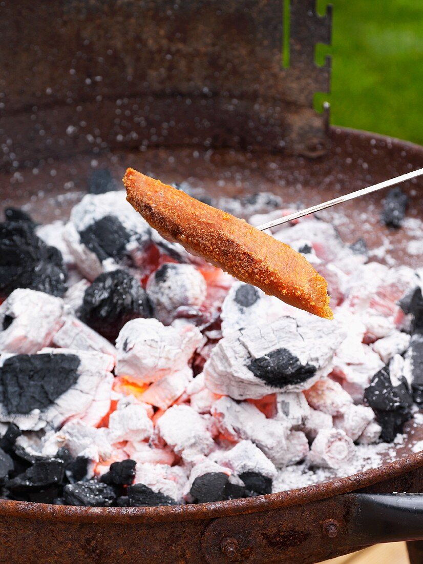 Bottarga (getrockneter Kaviar von Meeräsche) grillen