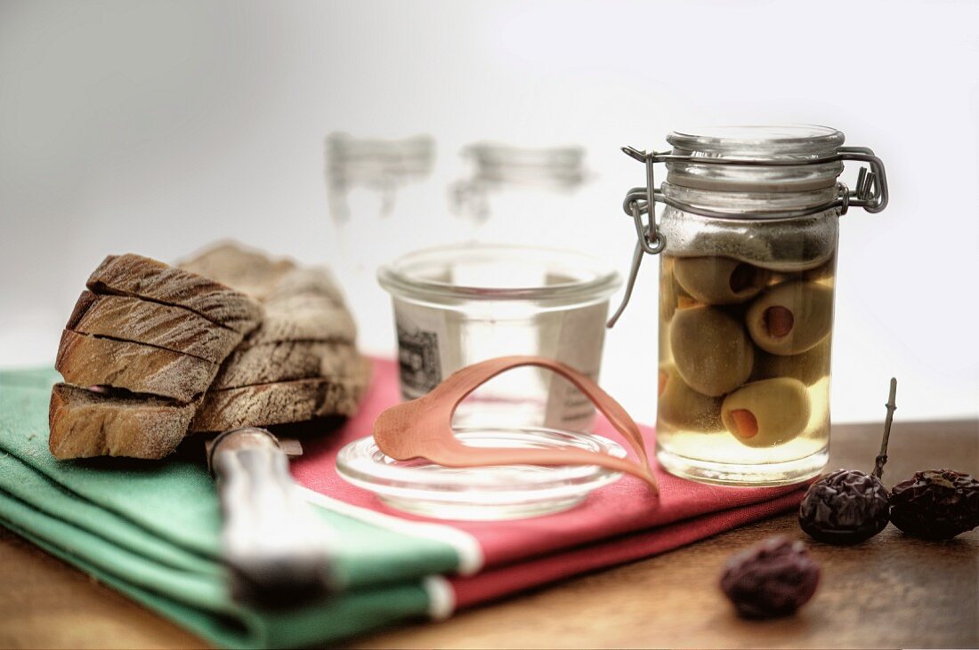 Brot und eingelegte Oliven