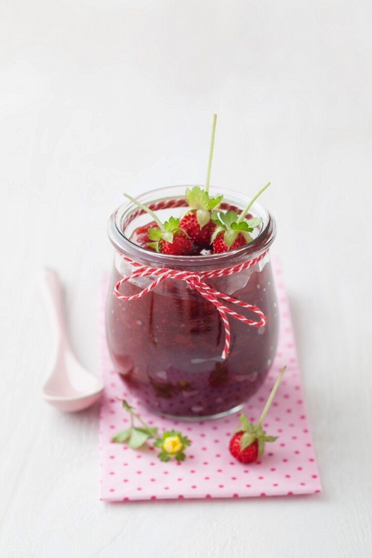 Walderdbeermarmelade im Glas