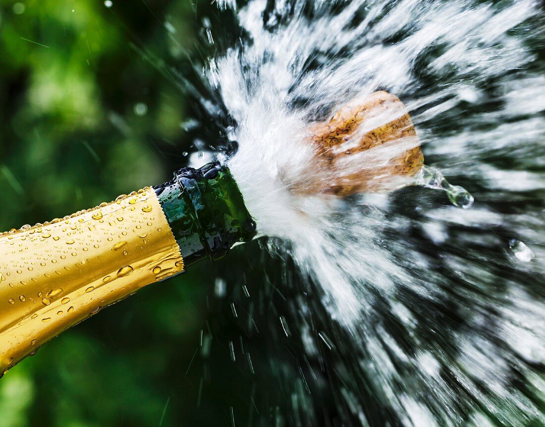 Geöffnete Sektflasche mit fliegendem Korken