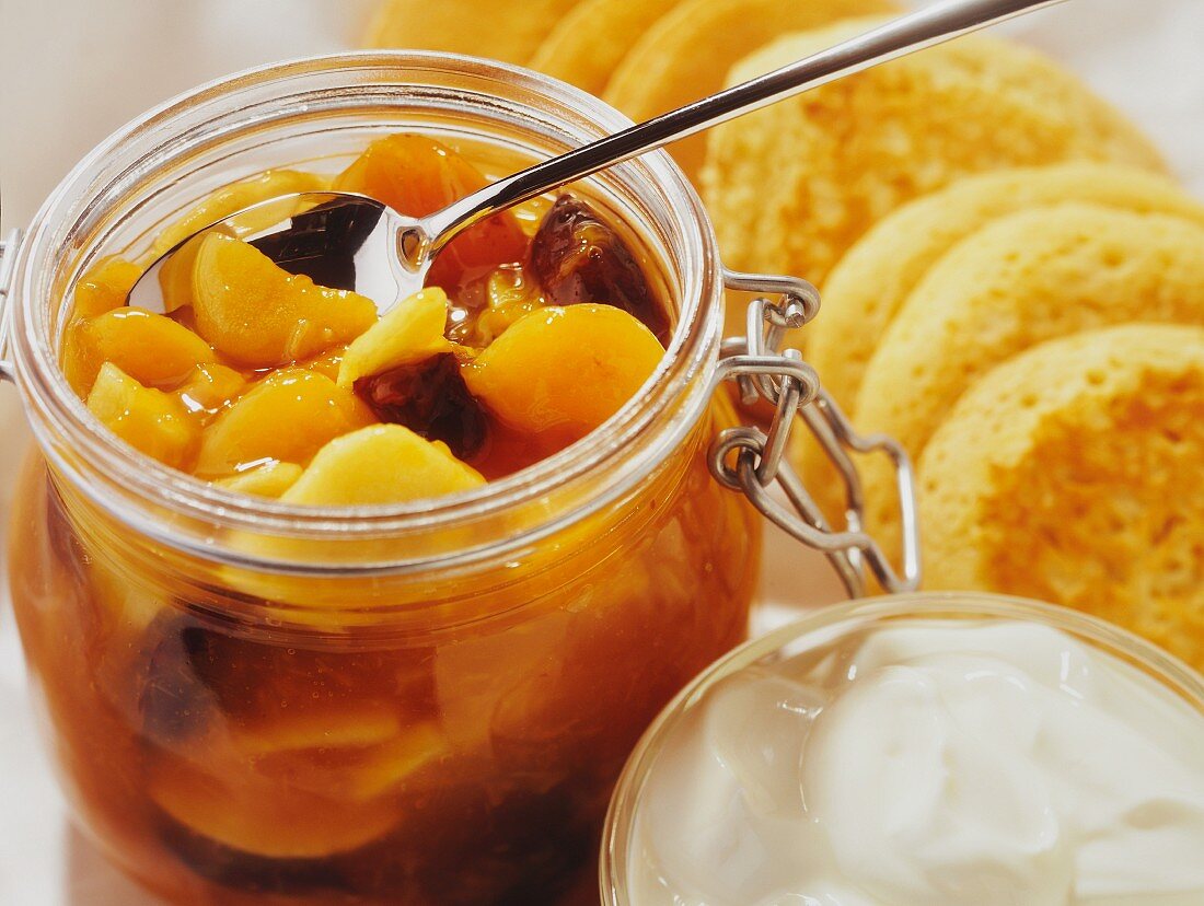 Aprikosenkompott mit Joghurt und kleinen Pancakes